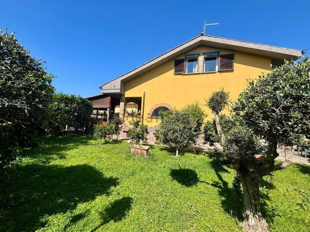 Villetta bifamiliare in vendita di 180 m² in Via Modena