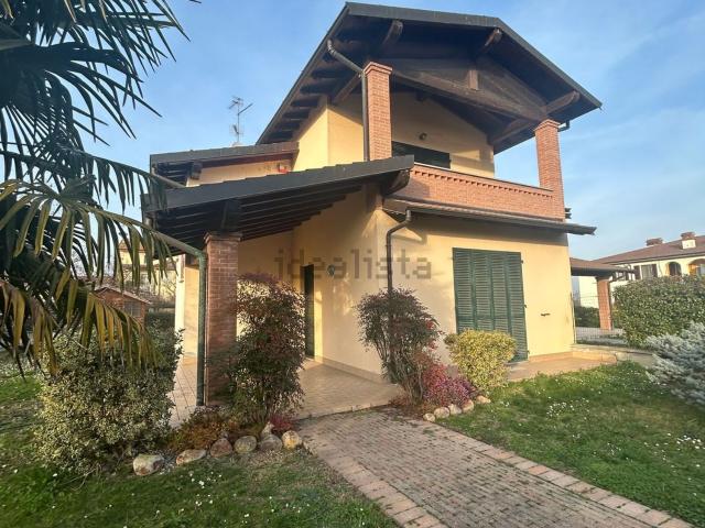 Villetta bifamiliare in vendita di 180 m² in Via Moschino