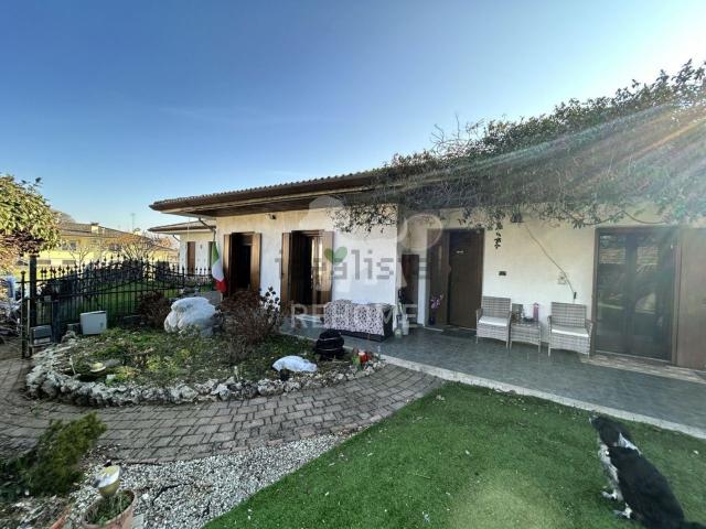 Villetta bifamiliare in vendita di 180 m² in Via Nazionale, 22