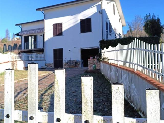 Villetta bifamiliare in vendita di 180 m² in Via Nazionale