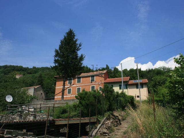 Villetta bifamiliare in vendita di 180 m² in Via Pernecco Inferiore