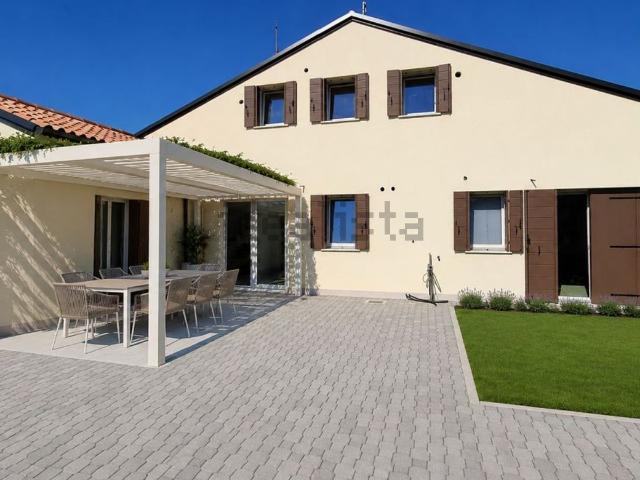 Villetta bifamiliare in vendita di 180 m² in Via Piave