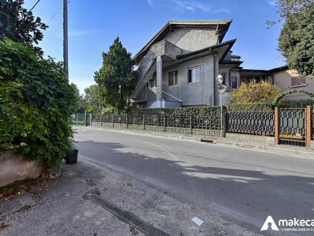 Villetta bifamiliare in vendita di 180 m² in Via Roma, 30