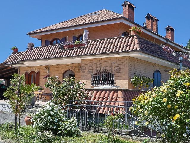 Villetta bifamiliare in vendita di 180 m² in Via Rocca Priora