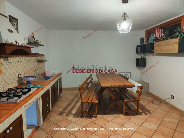 Villetta bifamiliare in vendita di 180 m² in Via Scampati, 138