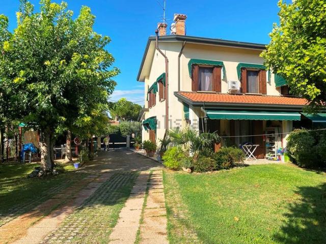 Villetta bifamiliare in vendita di 180 m² in Via San Pio X, 12