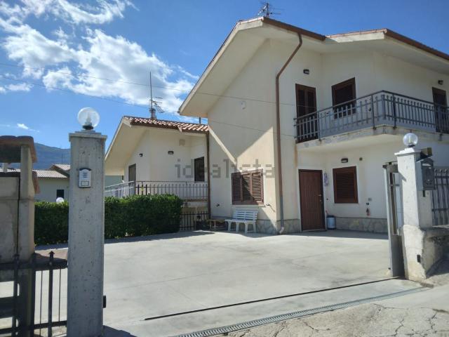 Villetta bifamiliare in vendita di 180 m² in Via Simone, 27