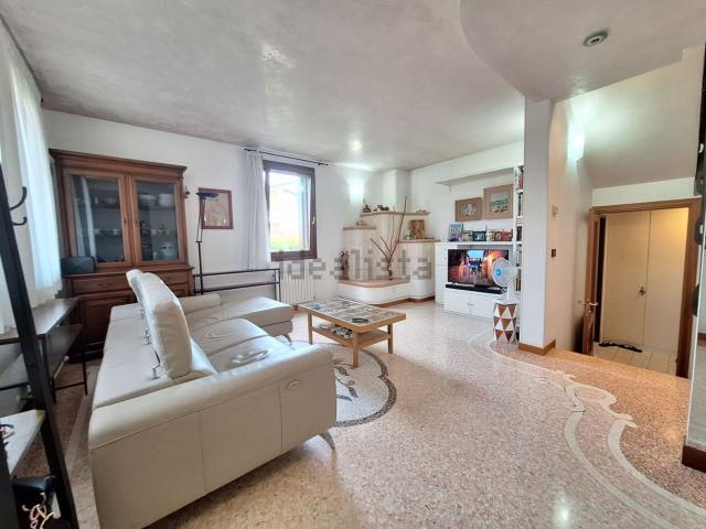 Villetta bifamiliare in vendita di 180 m² in Via Sibilia Aleramo