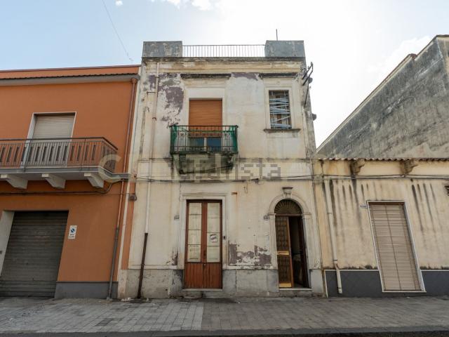 Villetta bifamiliare in vendita di 180 m² in Via Siculo Orientale, 344