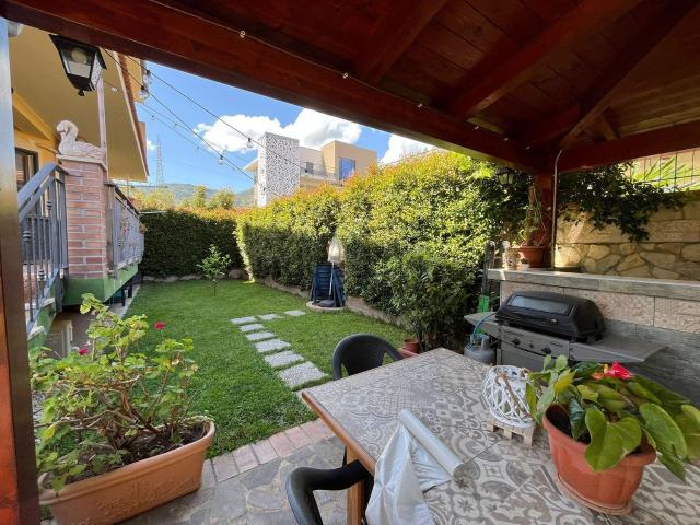 Villetta bifamiliare in vendita di 180 m² in Via Silvio Pellico