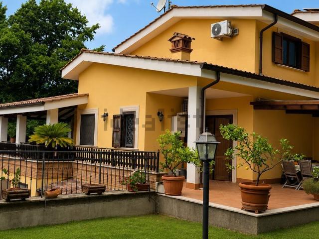 Villetta bifamiliare in vendita di 180 m² in Via Siliqua, 98