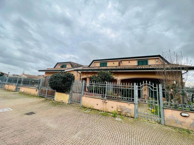 Villetta bifamiliare in vendita di 180 m² in Viale Nuova Florida
