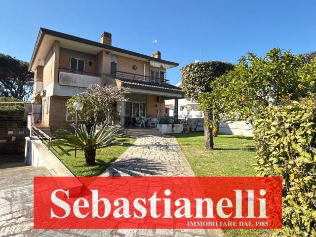 Villetta bifamiliare in vendita di 180 m² in Viale delle Cerase Marine, 18