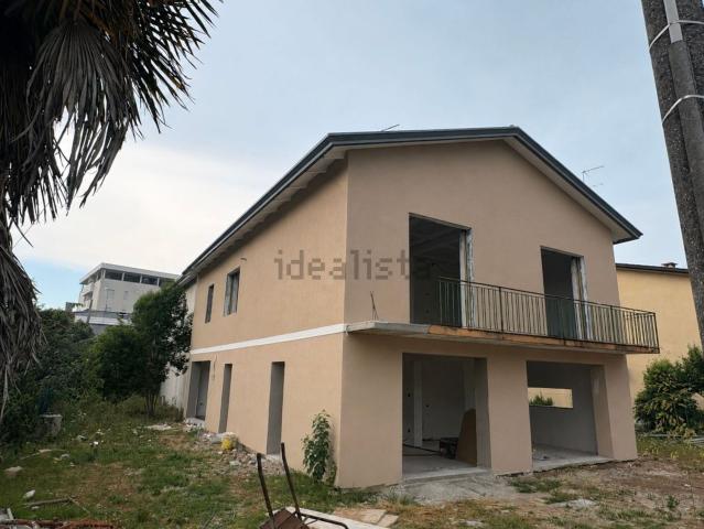Villetta bifamiliare in vendita di 180 m² in Viale Europa, 20