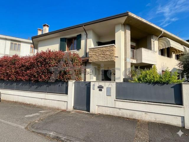 Villetta bifamiliare in vendita di 180 m² in Viale Venezia