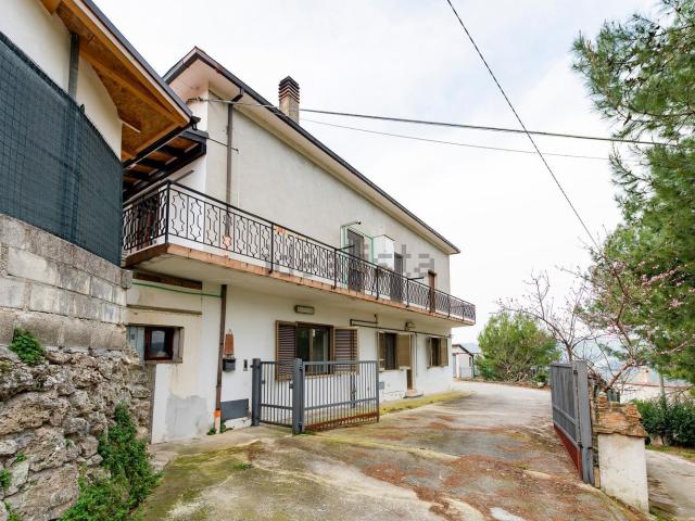 Villetta bifamiliare in vendita di 181 m² in Contrada Fanese, 2