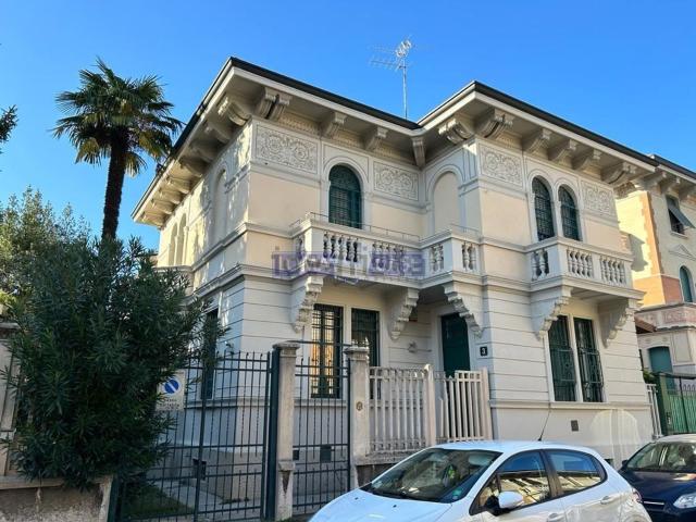 Villetta bifamiliare in vendita di 181 m² in Via Vincenzo Salvagnoli, 5