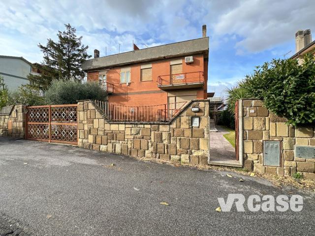 Villetta bifamiliare in vendita di 181 m² in Via Brolo, 10