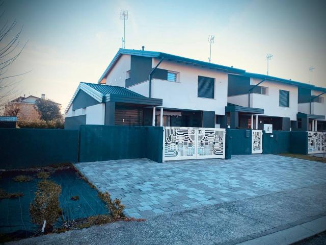 Villetta bifamiliare in vendita di 181 m² in Via Cividina, 102