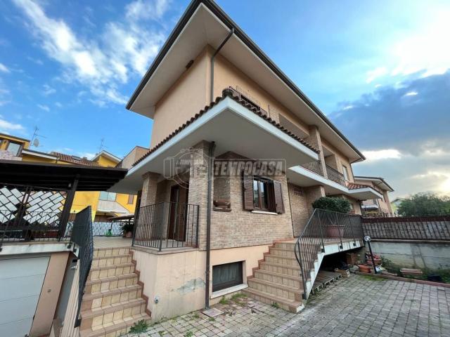 Villetta bifamiliare in vendita di 181 m² in Via Costanza D&apos Avalos, 274