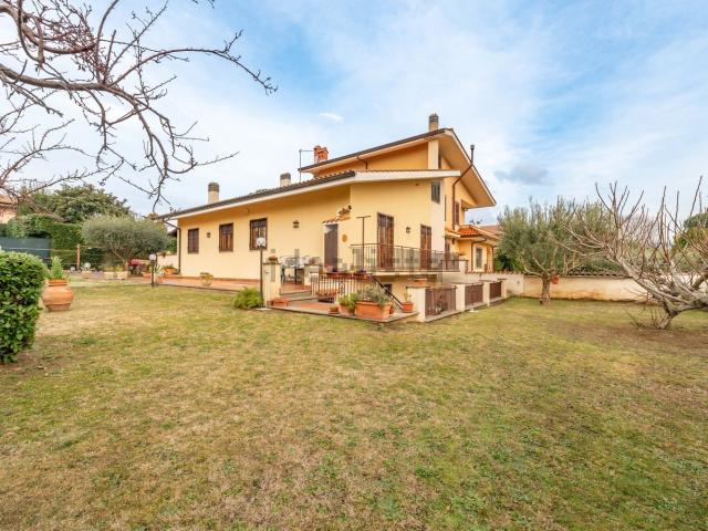 Villetta bifamiliare in vendita di 181 m² in Via della Pedica