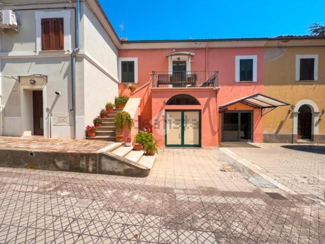 Villetta bifamiliare in vendita di 181 m² in Via Roma, 67