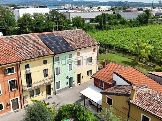 Villetta bifamiliare in vendita di 182 m² in Contrada Case Nuove, 9