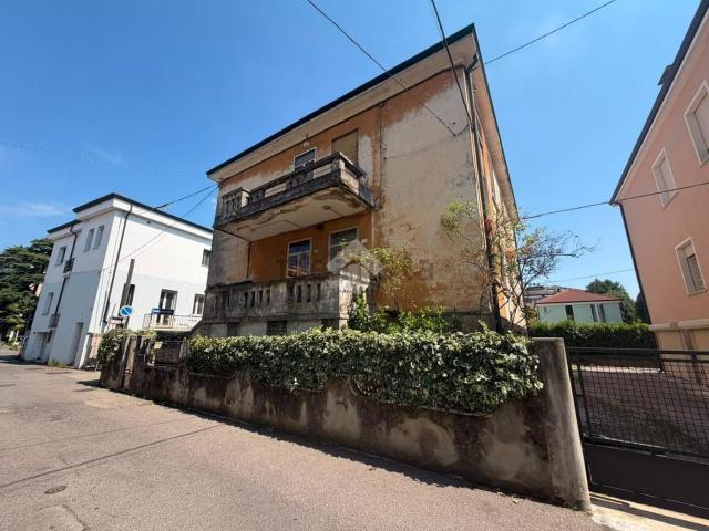 Villetta bifamiliare in vendita di 182 m² in Via Cesare Parenzo, 8