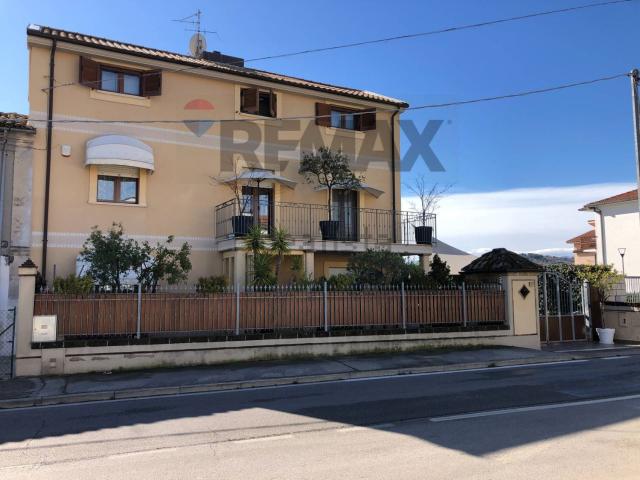 Villetta bifamiliare in vendita di 182 m² in Via Fonte Romana, 67