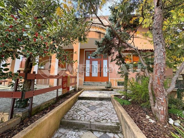 Villetta bifamiliare in vendita di 182 m² in Via Monte Spia, 16