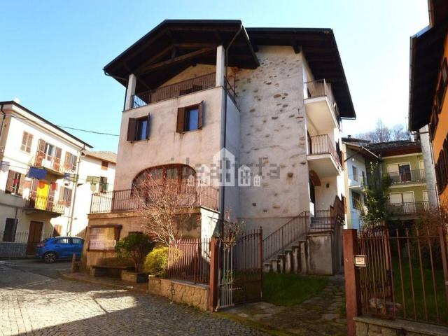 Villetta bifamiliare in vendita di 182 m² in Via Roma, 18