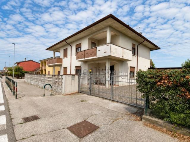 Villetta bifamiliare in vendita di 187 m² in Strada Alta