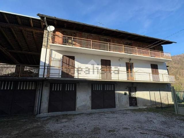 Villetta bifamiliare in vendita di 187 m² in Via 3 Martiri, 56