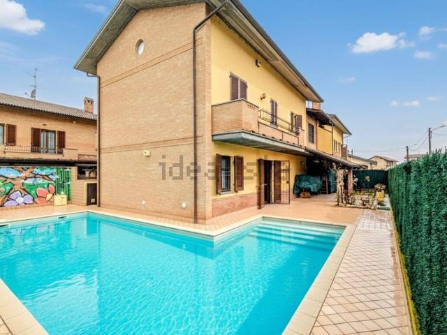 Villetta bifamiliare in vendita di 187 m² in Via V Martiri della Liberazione, 33