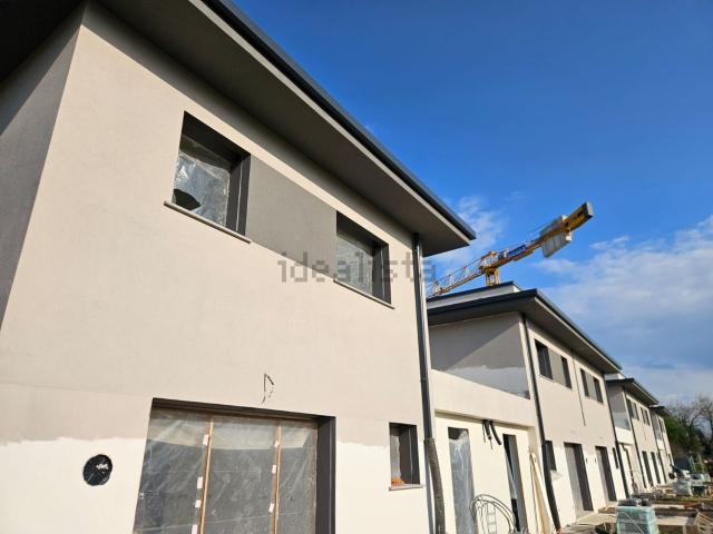 Villetta bifamiliare in vendita di 184 m² in Via Udine