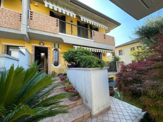 Villetta bifamiliare in vendita di 184 m² in Via Papa Giovanni XXIII