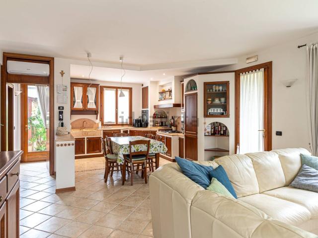 Villetta bifamiliare in vendita di 185 m² in Via Costantina, 17
