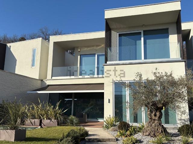 Villetta bifamiliare in vendita di 185 m² in Via del Roccolo