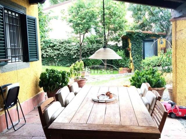 Villetta bifamiliare in vendita di 185 m² in Via della chiesa XXVII, 55100