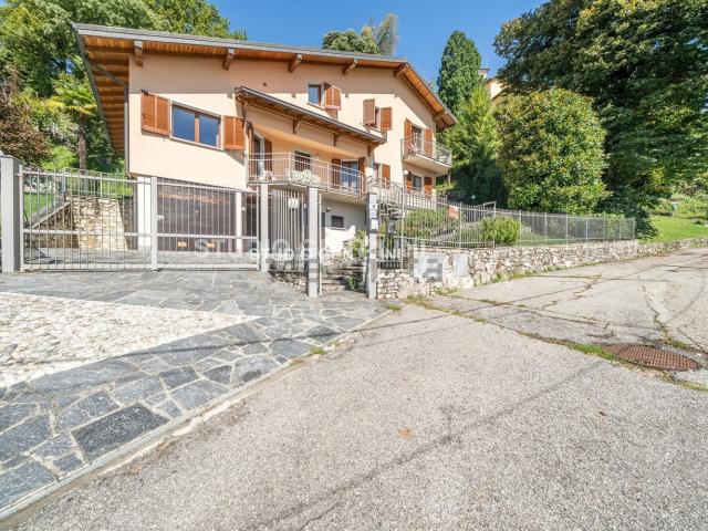 Villetta bifamiliare in vendita di 185 m² in Via Monte Santo, 11