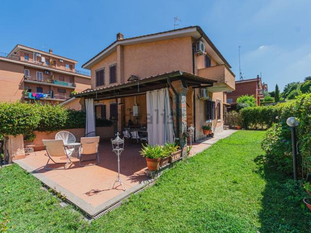 Villetta bifamiliare in vendita di 185 m² in Via Pasquale Altavilla