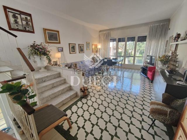 Villetta bifamiliare in vendita di 185 m² in Via Scutari, 3