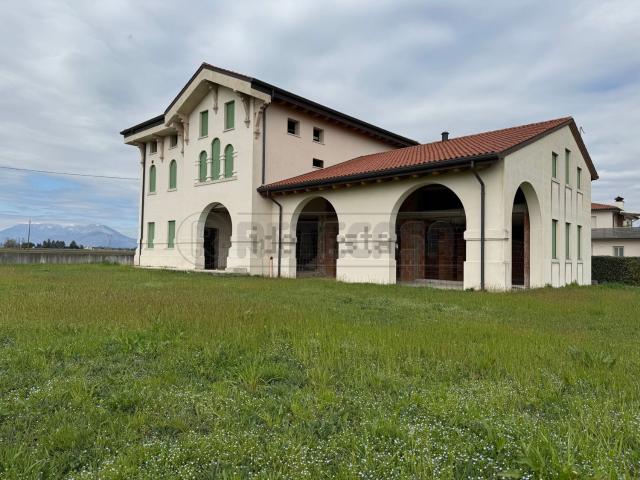 Villetta bifamiliare in vendita di 186 m² in Via Agosta