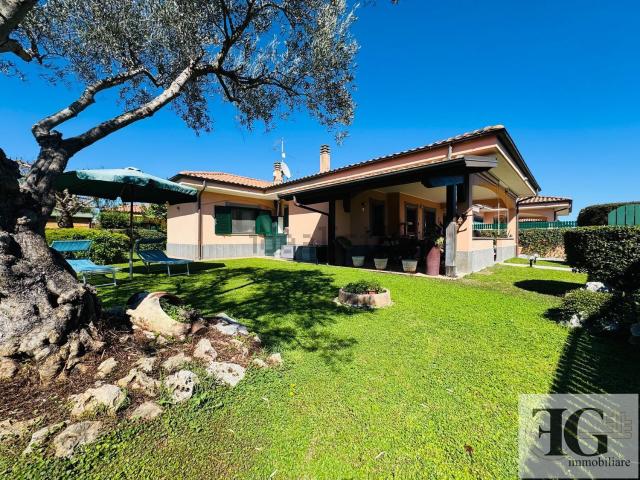 Villetta bifamiliare in vendita di 186 m² in Via Machiavelli, 37