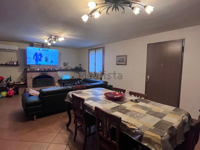 Villetta bifamiliare in vendita di 186 m² in Via per Modena, 202