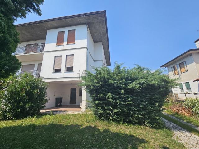 Villetta bifamiliare in vendita di 186 m² in Via Saturno, 5