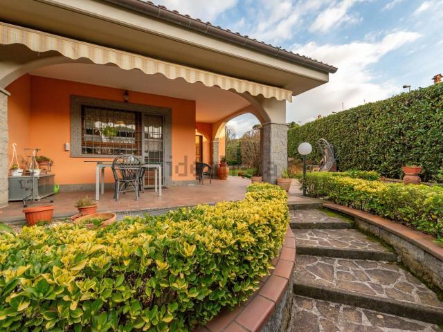 Villetta bifamiliare in vendita di 189 m² in Via dei Castagni