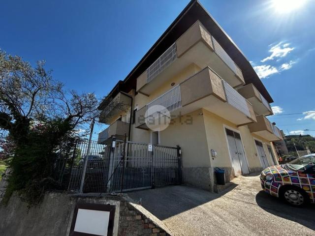 Villetta bifamiliare in vendita di 189 m² in Via Fausto Gullo