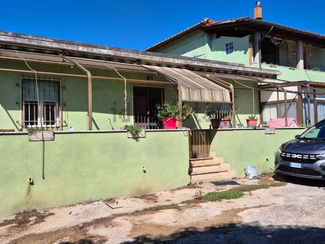 Villetta bifamiliare in vendita di 189 m² in Via Laurentina, 133