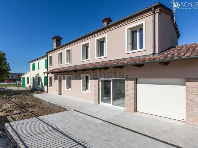 Villetta bifamiliare in vendita di 189 m² in Via Padana Inferiore Est, 99